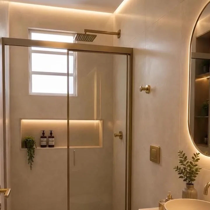 Banheiro reformado com revestimento bege, cuba de apoio e nicho iluminado