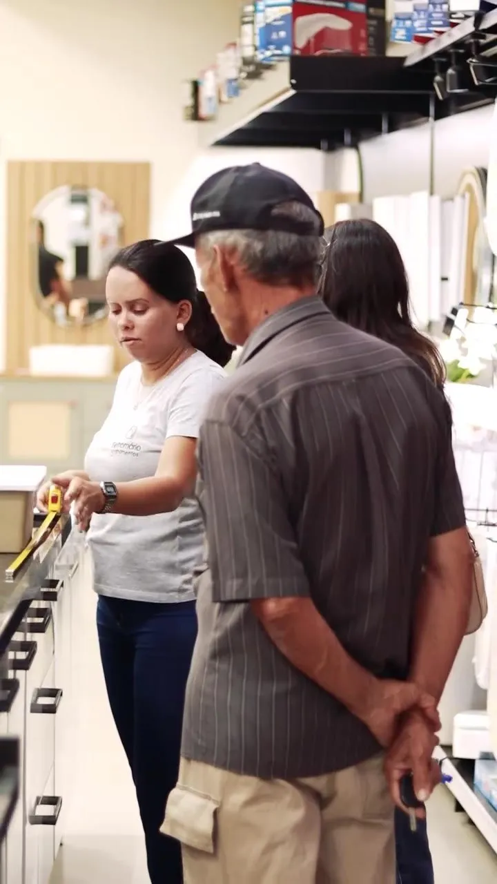 Clientes escolhendo metais no showroom