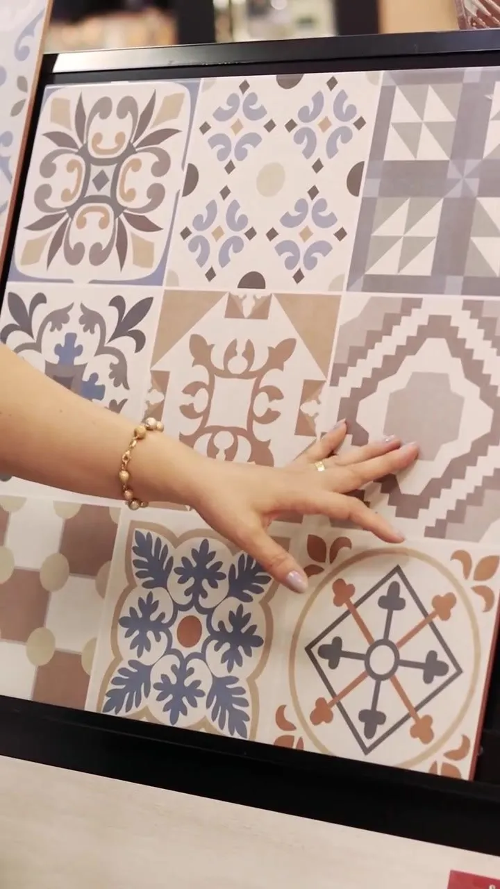 Ladrilho estampado assentado no showroom da Eletromário Acabamentos