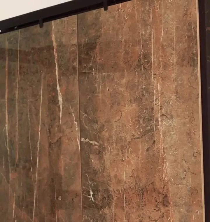 Porcelanato marmorizado em grande formato no showroom da Eletromário Acabamentos