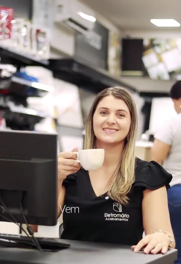 Vanessa, da Eletromário Acabamentos, oferecendo um café no showroom