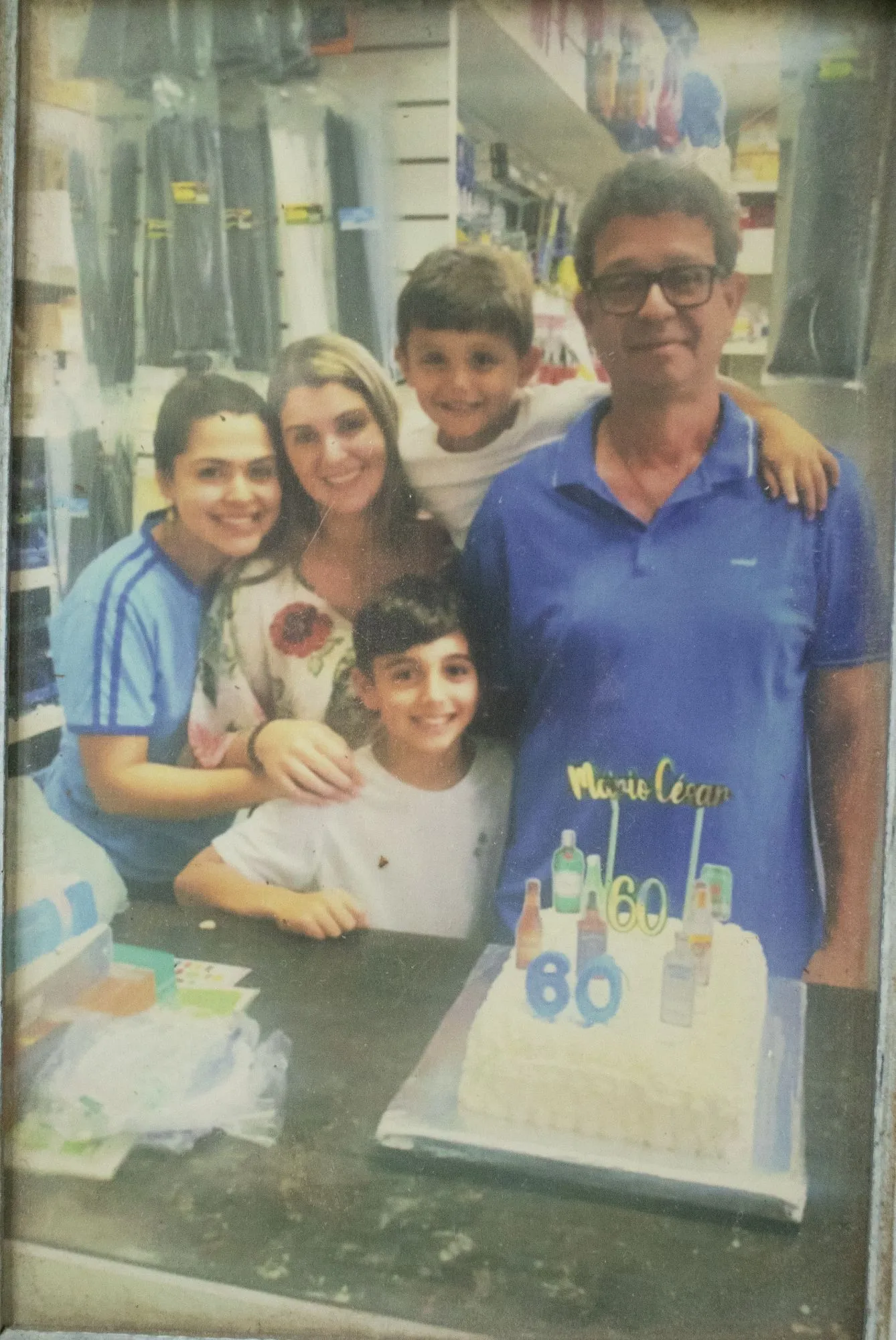 Os 60 anos de Mário César, pai da Bárbara e da Vanessa, comemorados no balcão da loja.