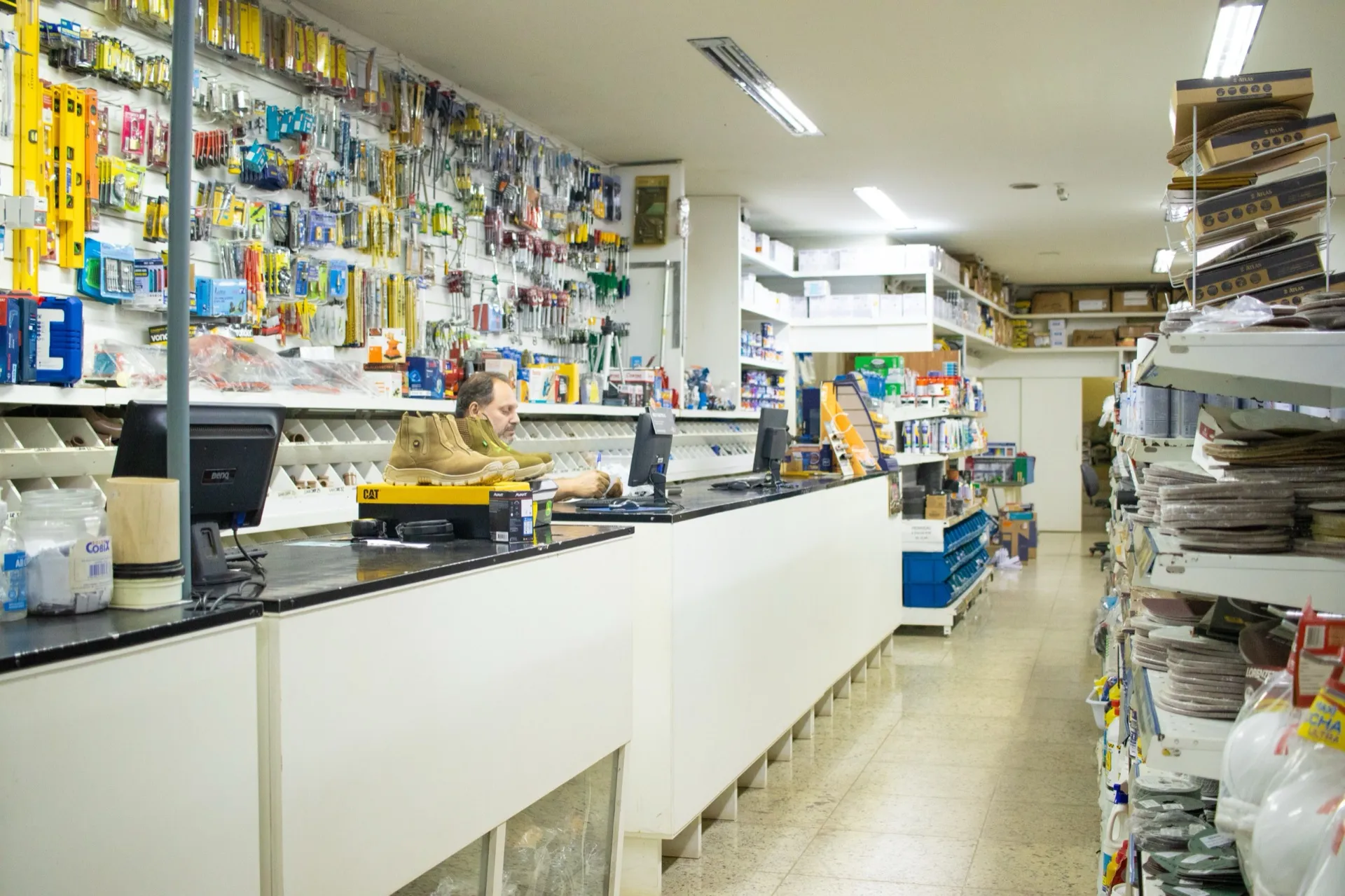 Balcão da Eletromário Matriz com prateleiras de material elétrico