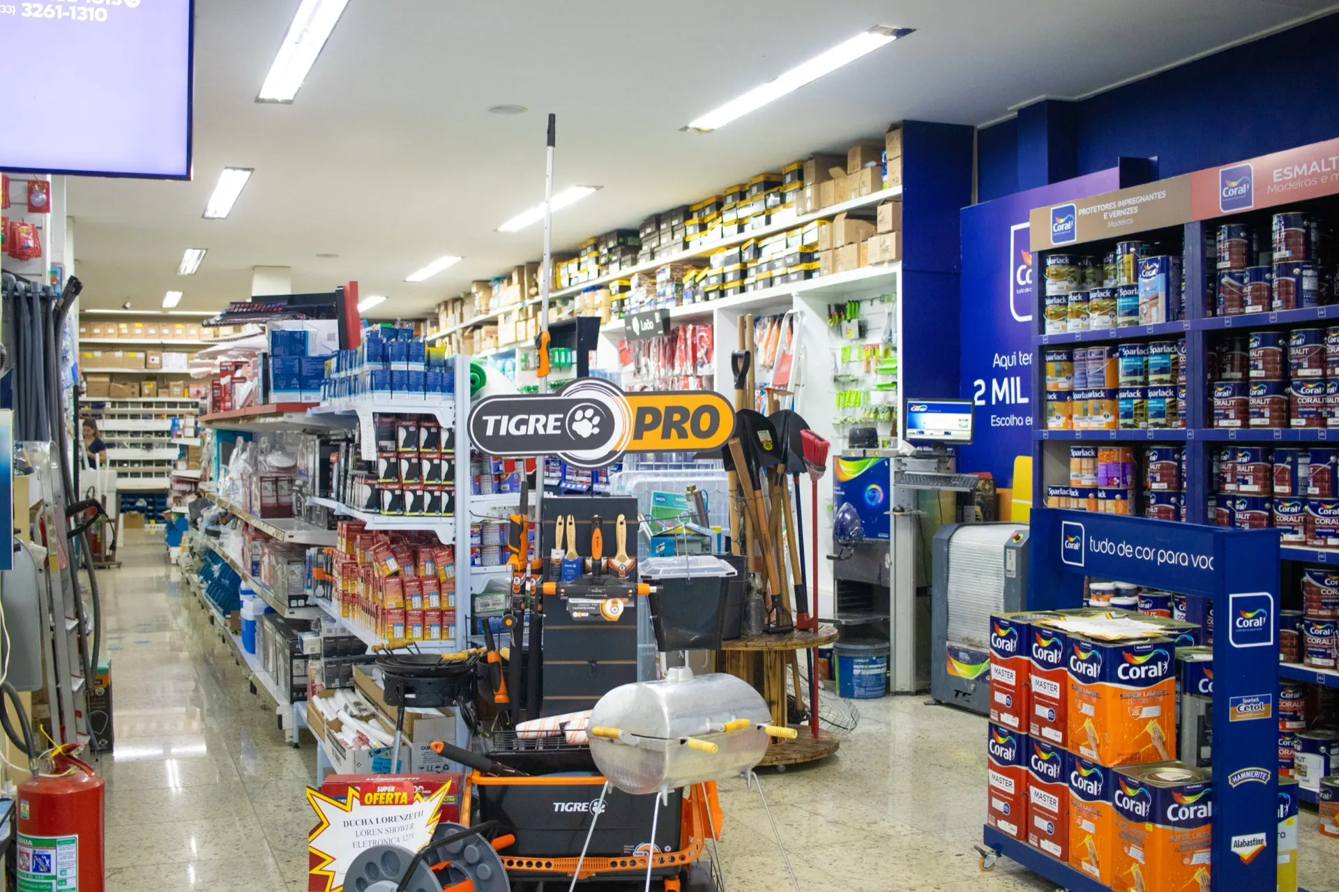 Corredor com tintas, ferramentas e utilidades