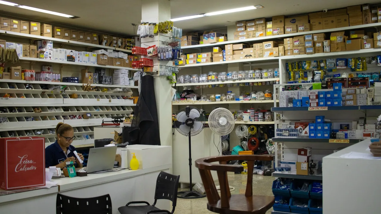 Prateleiras abastecidas atrás do balcão da Eletromário Matriz