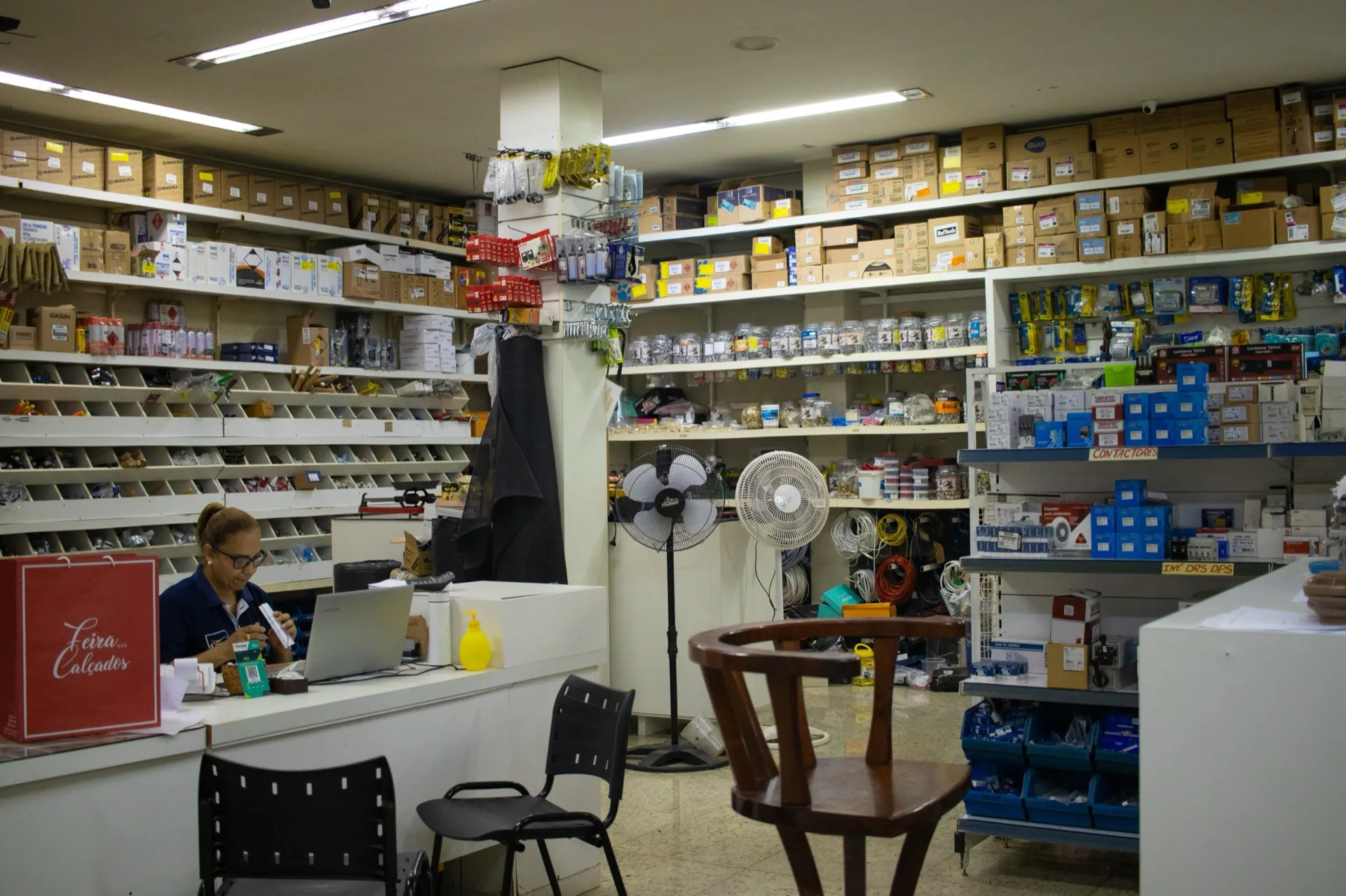 Estoque organizado de material elétrico e hidráulico
