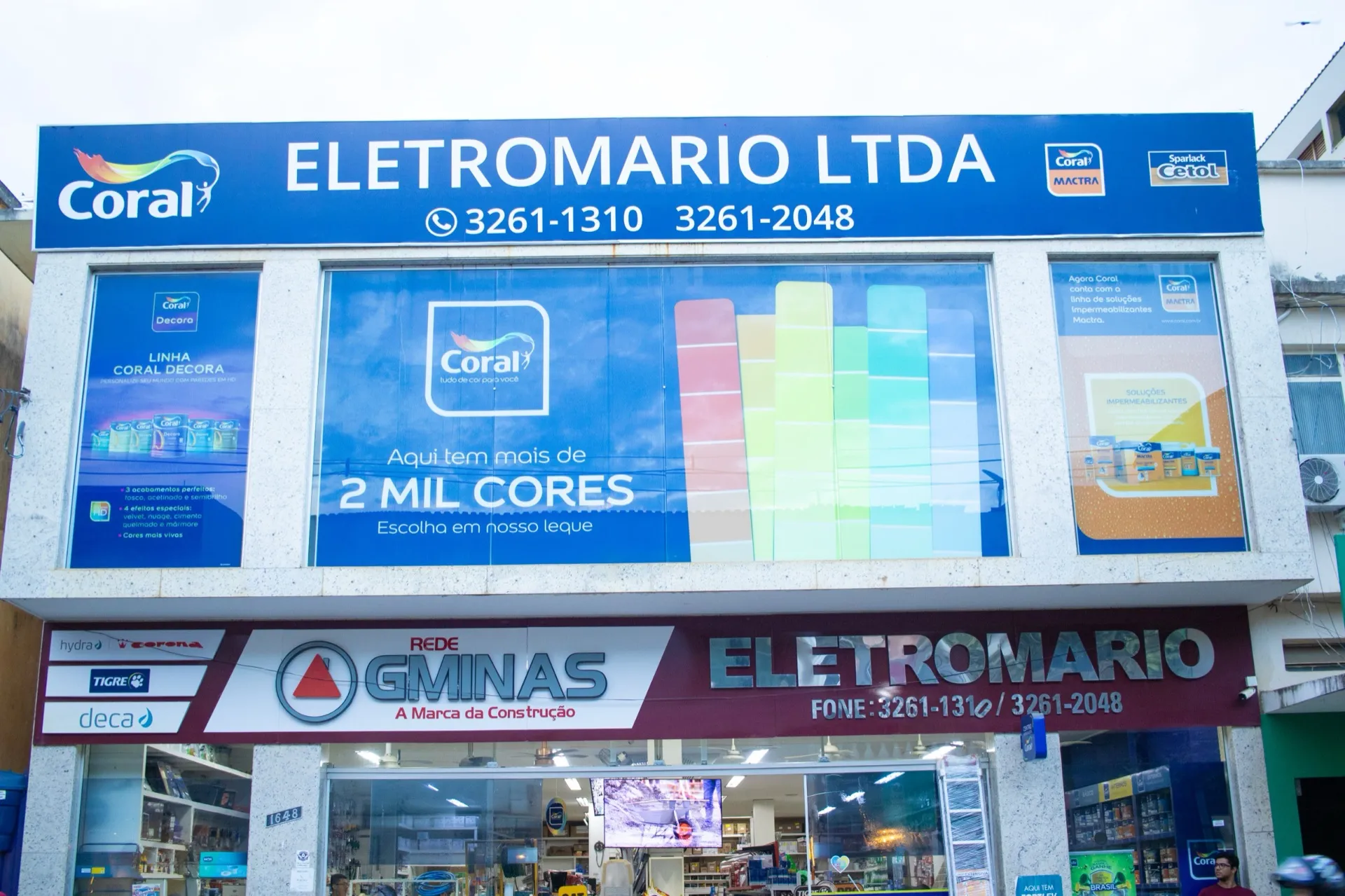 Letreiro da Eletromário com os telefones da loja